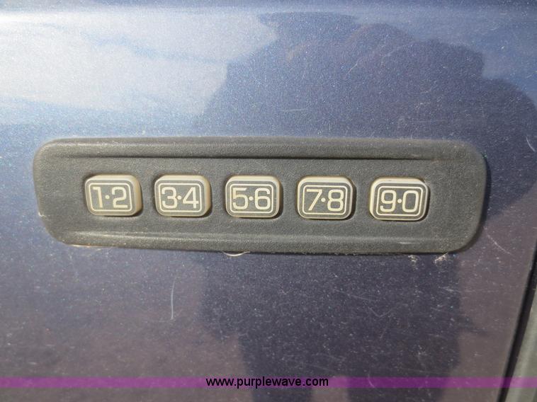 image for item D2215 2005 Ford F350 Super Duty Lariat Crew Cab pickup truck