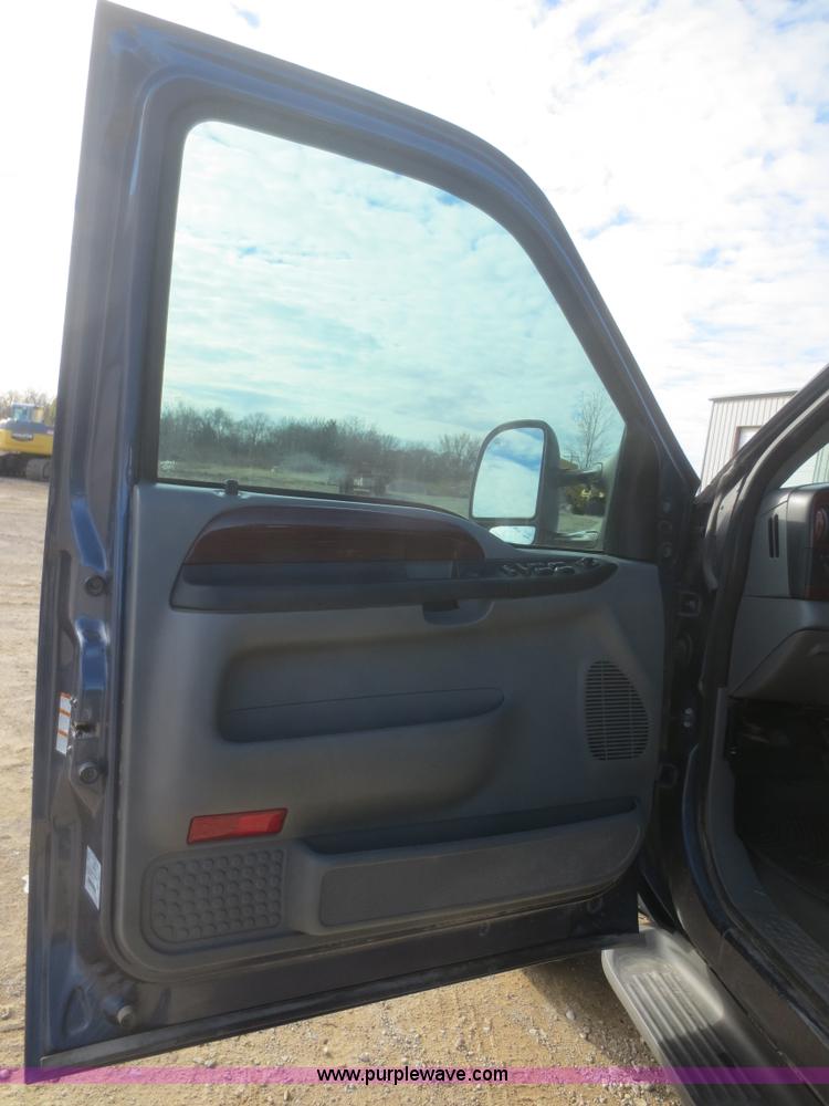 image for item D2215 2005 Ford F350 Super Duty Lariat Crew Cab pickup truck