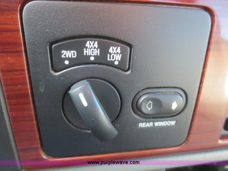 image for item D2215 2005 Ford F350 Super Duty Lariat Crew Cab pickup truck