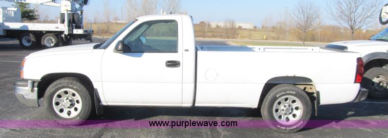 image for item F8886 2005 Chevrolet Silverado 1500 pickup truck