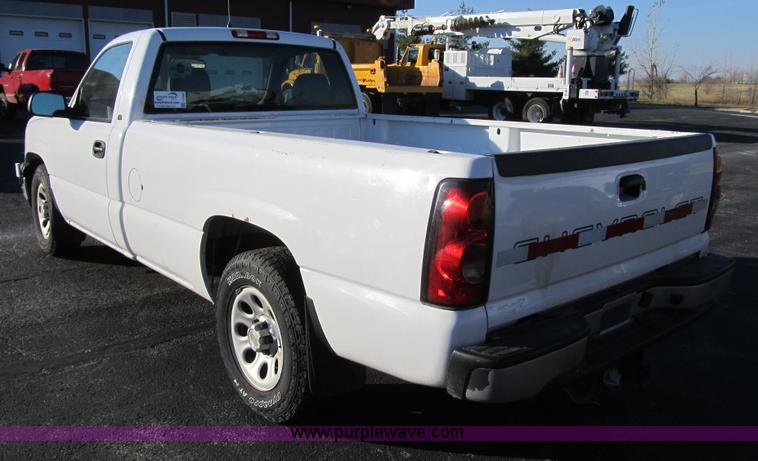 image for item F8886 2005 Chevrolet Silverado 1500 pickup truck