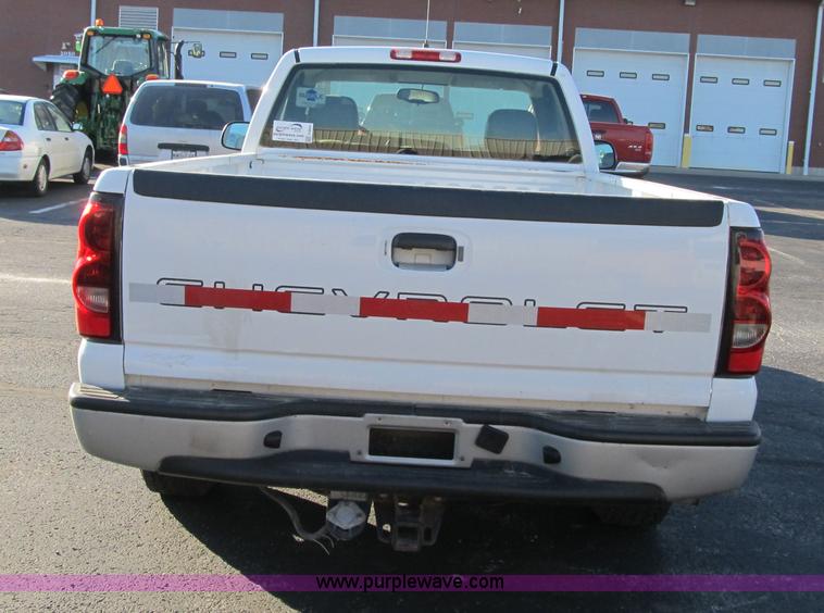 image for item F8886 2005 Chevrolet Silverado 1500 pickup truck