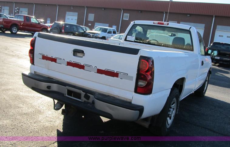 image for item F8886 2005 Chevrolet Silverado 1500 pickup truck