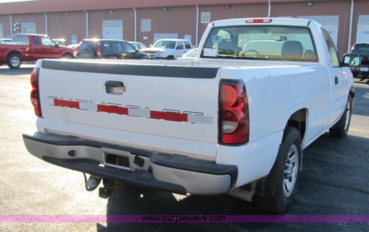 image for item F8886 2005 Chevrolet Silverado 1500 pickup truck