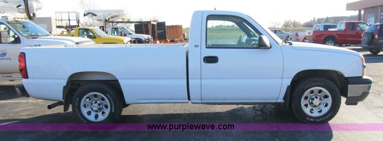 image for item F8886 2005 Chevrolet Silverado 1500 pickup truck