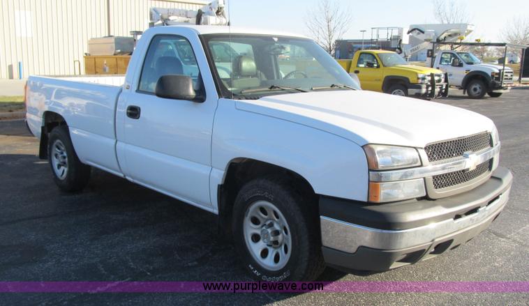 image for item F8886 2005 Chevrolet Silverado 1500 pickup truck