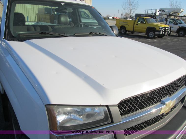 image for item F8886 2005 Chevrolet Silverado 1500 pickup truck