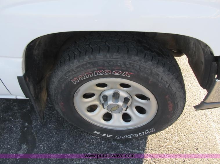 image for item F8886 2005 Chevrolet Silverado 1500 pickup truck