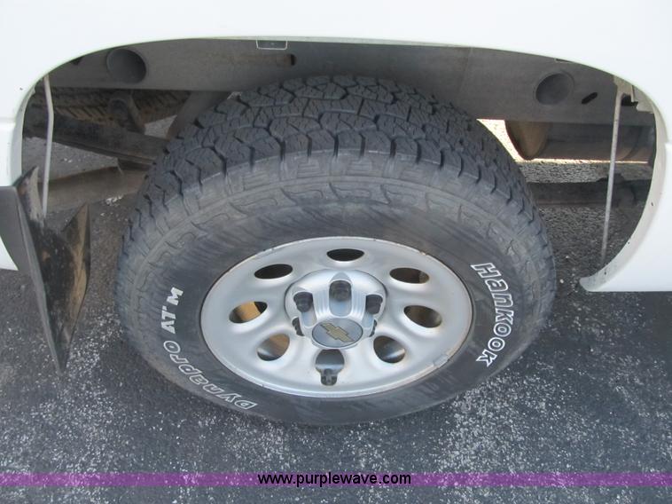 image for item F8886 2005 Chevrolet Silverado 1500 pickup truck