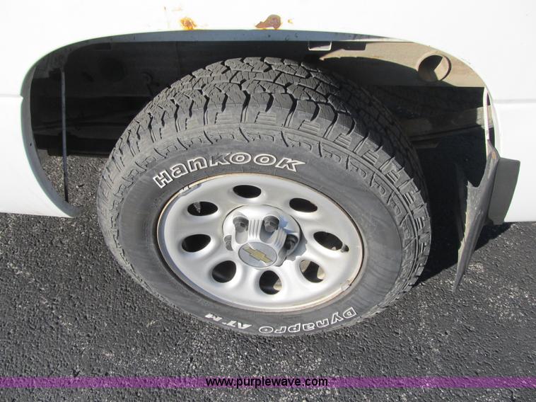 image for item F8886 2005 Chevrolet Silverado 1500 pickup truck