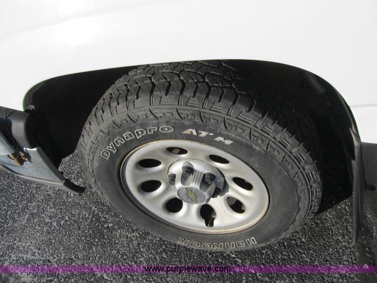 image for item F8886 2005 Chevrolet Silverado 1500 pickup truck