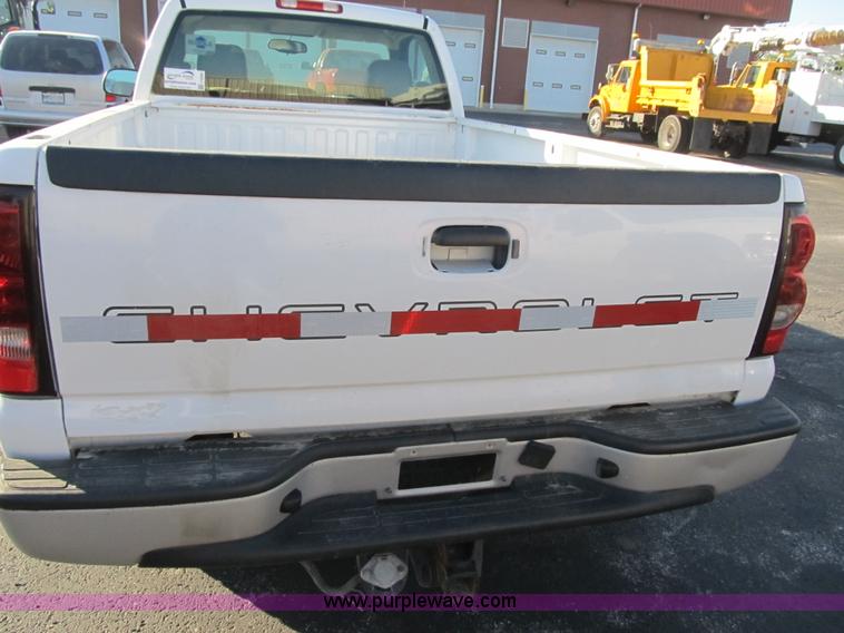 image for item F8886 2005 Chevrolet Silverado 1500 pickup truck