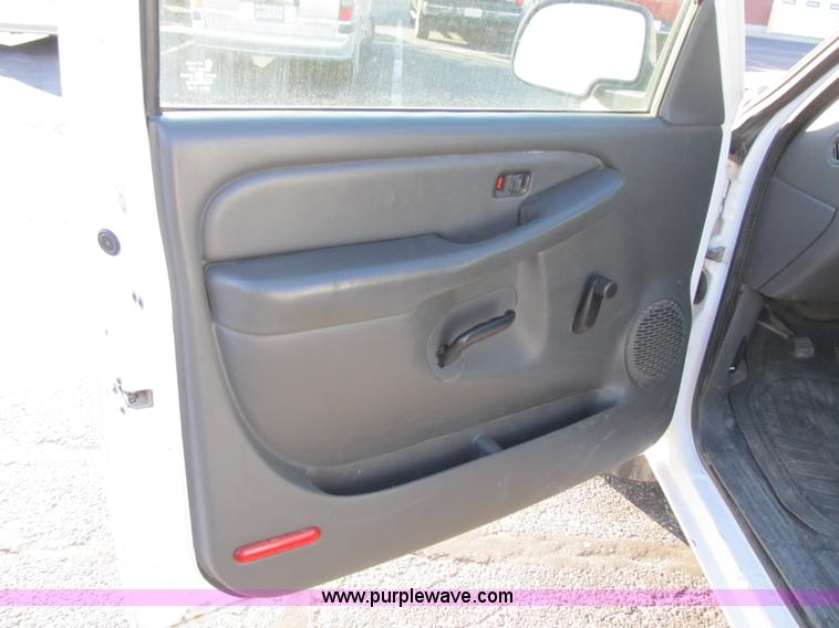 image for item F8886 2005 Chevrolet Silverado 1500 pickup truck