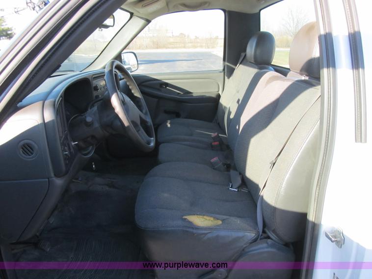 image for item F8886 2005 Chevrolet Silverado 1500 pickup truck