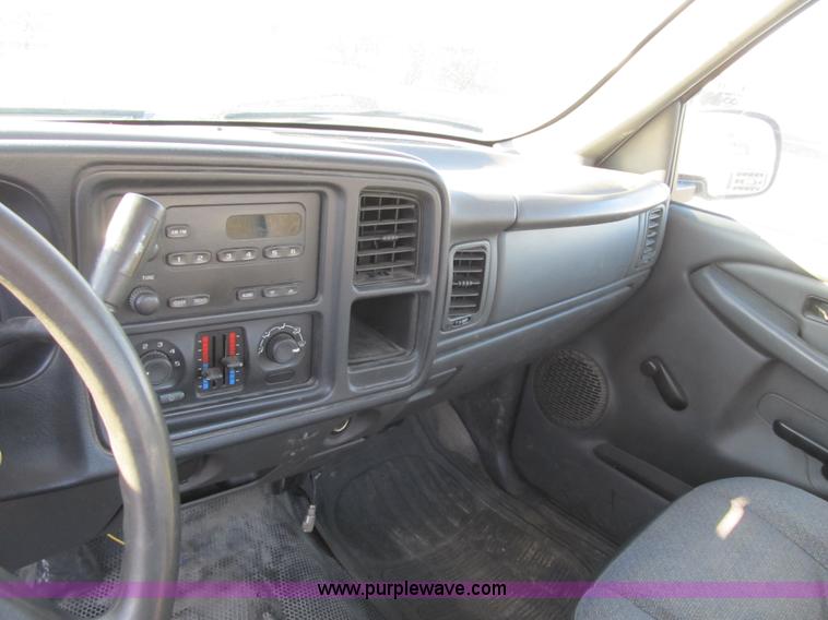 image for item F8886 2005 Chevrolet Silverado 1500 pickup truck
