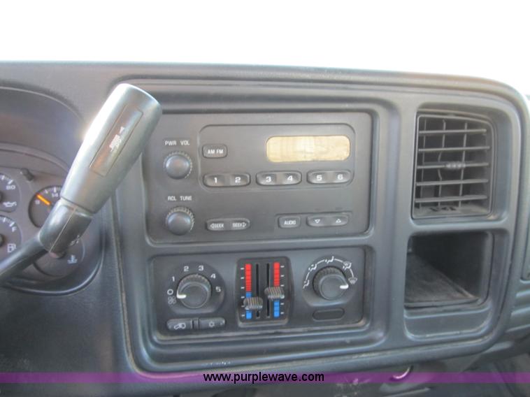 image for item F8886 2005 Chevrolet Silverado 1500 pickup truck