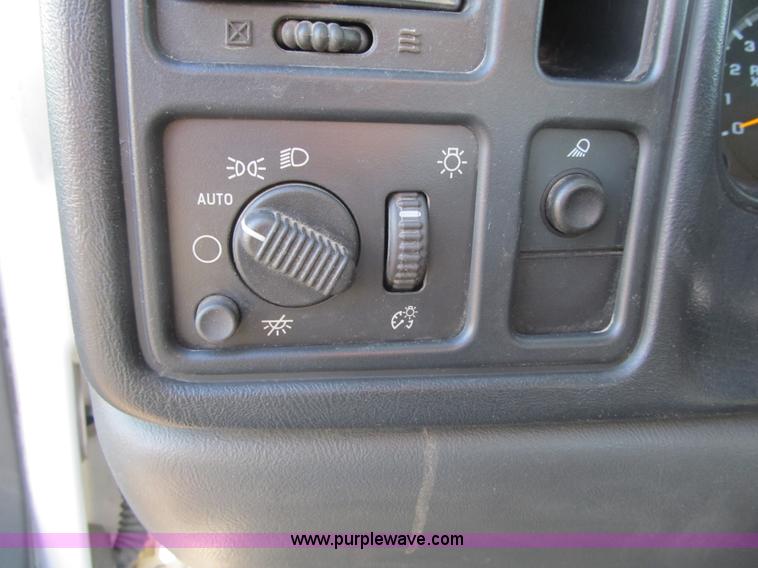 image for item F8886 2005 Chevrolet Silverado 1500 pickup truck