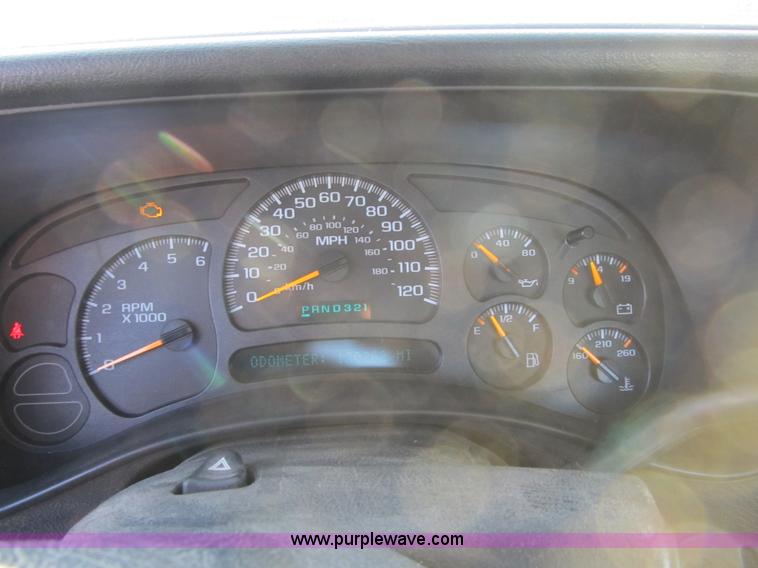 image for item F8886 2005 Chevrolet Silverado 1500 pickup truck