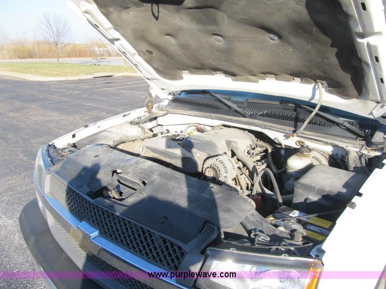 image for item F8886 2005 Chevrolet Silverado 1500 pickup truck