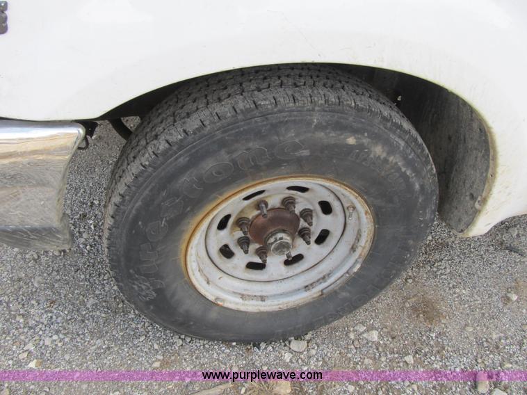 image for item F8896 2002 Ford F250 Super Duty XL flatbed pickup truck