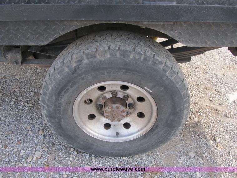 image for item F8896 2002 Ford F250 Super Duty XL flatbed pickup truck