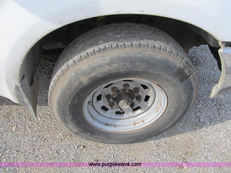 image for item F8896 2002 Ford F250 Super Duty XL flatbed pickup truck