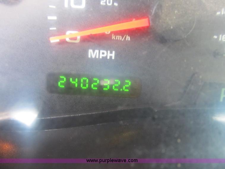 image for item F8896 2002 Ford F250 Super Duty XL flatbed pickup truck