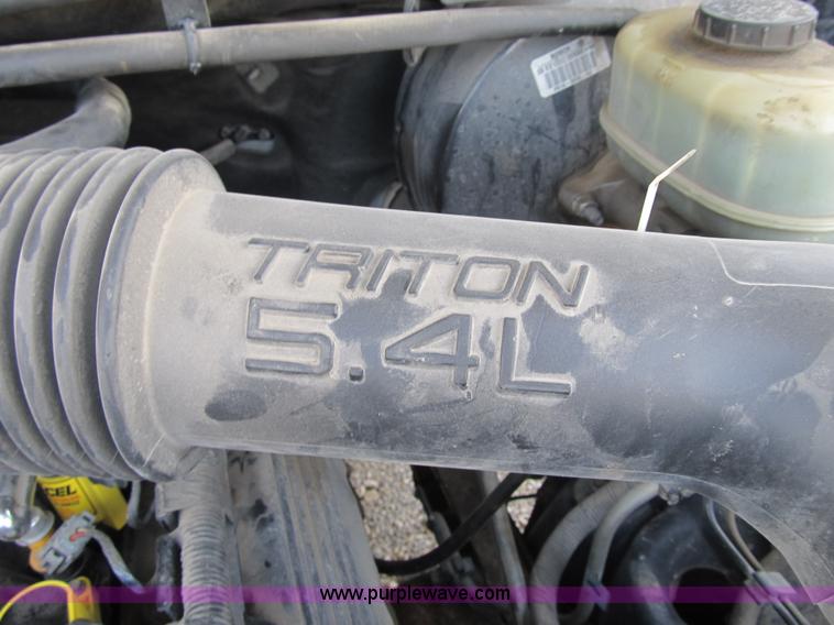 image for item F8896 2002 Ford F250 Super Duty XL flatbed pickup truck