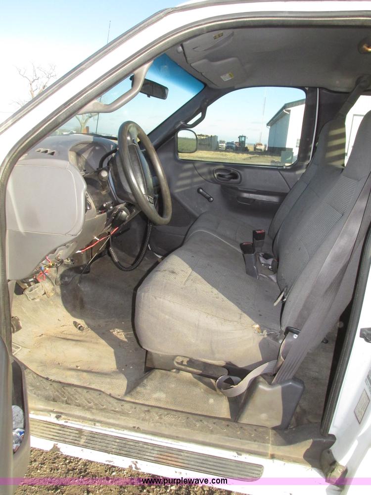 image for item G9875 2001 Ford F150 XL SuperCab pickup truck