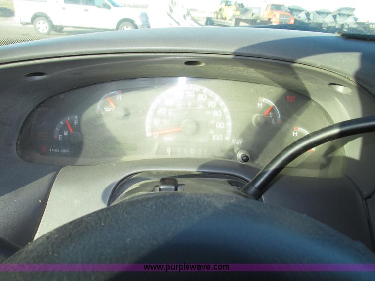 image for item G9875 2001 Ford F150 XL SuperCab pickup truck