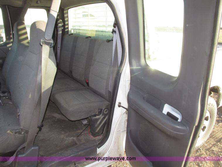 image for item G9875 2001 Ford F150 XL SuperCab pickup truck