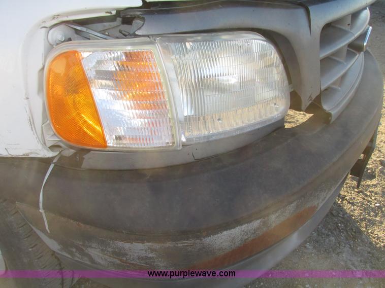 image for item G9875 2001 Ford F150 XL SuperCab pickup truck