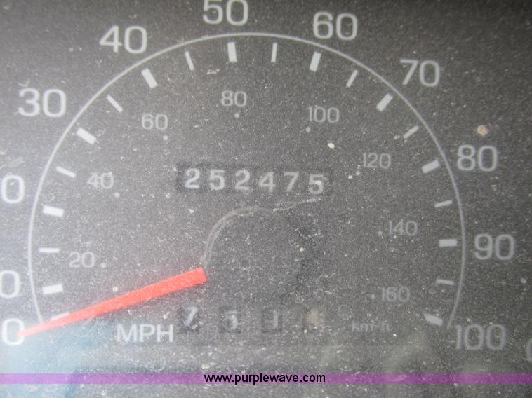 image for item G9887 2001 Ford F350 Super Duty XLT Crew Cab pickup truck