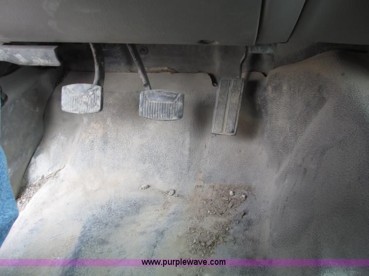 image for item G9887 2001 Ford F350 Super Duty XLT Crew Cab pickup truck