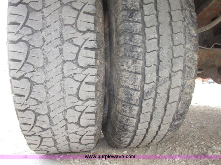 image for item G9887 2001 Ford F350 Super Duty XLT Crew Cab pickup truck