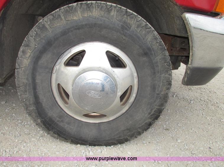 image for item G9887 2001 Ford F350 Super Duty XLT Crew Cab pickup truck