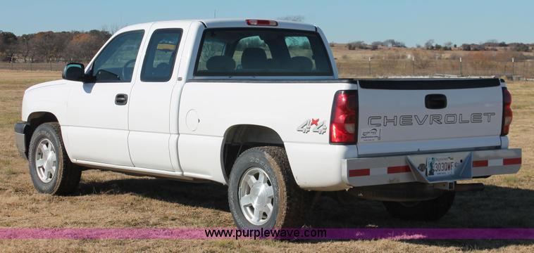 image for item H5506 2005 Chevrolet Silverado 1500 Ext. Cab pickup truck