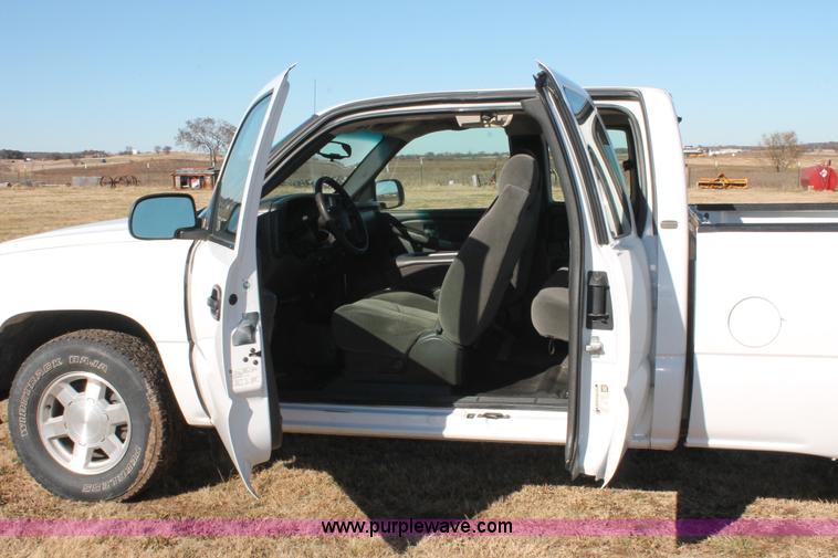 image for item H5506 2005 Chevrolet Silverado 1500 Ext. Cab pickup truck