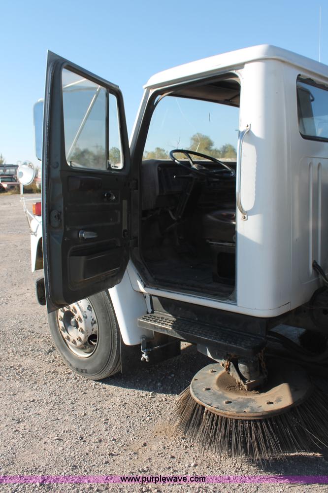 image for item H5539 1988 International S1600 truck with Tymco 600 street sweeper