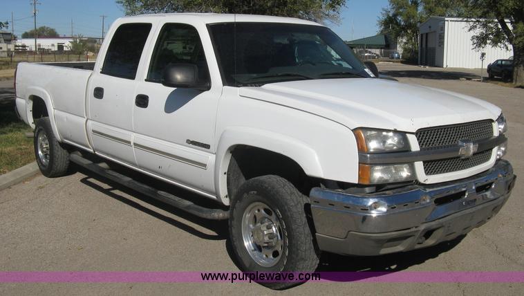 image for item H8746 2003 Chevrolet Silverado 2500HD LS Crew Cab pickup truck
