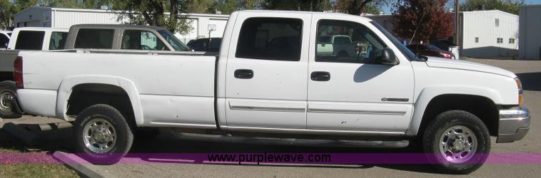 image for item H8746 2003 Chevrolet Silverado 2500HD LS Crew Cab pickup truck
