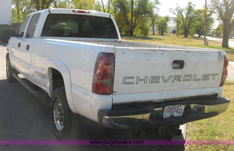 image for item H8746 2003 Chevrolet Silverado 2500HD LS Crew Cab pickup truck