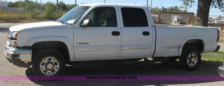 image for item H8746 2003 Chevrolet Silverado 2500HD LS Crew Cab pickup truck