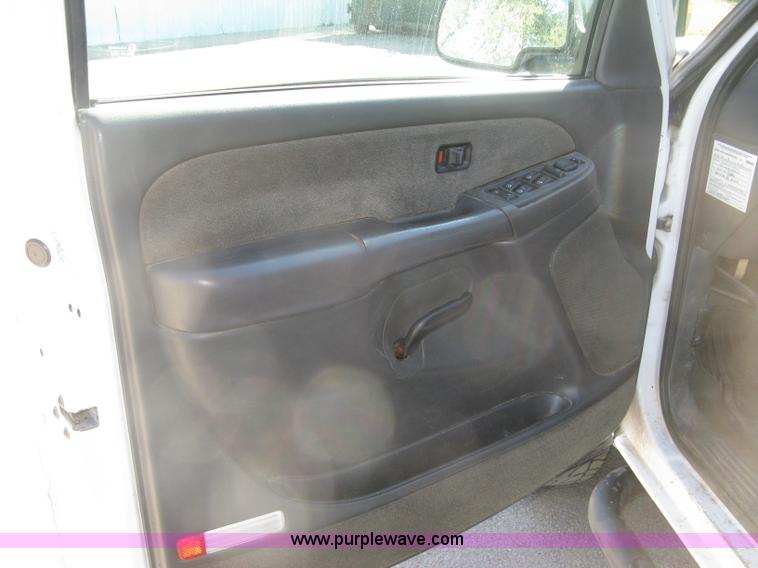 image for item H8746 2003 Chevrolet Silverado 2500HD LS Crew Cab pickup truck