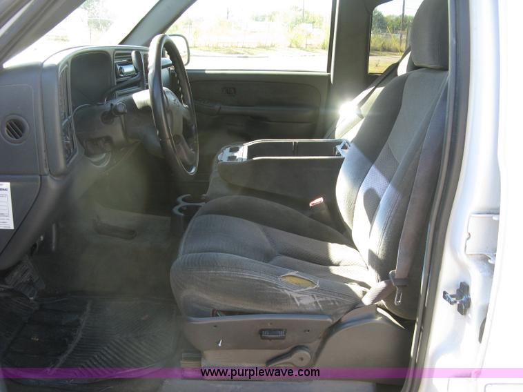 image for item H8746 2003 Chevrolet Silverado 2500HD LS Crew Cab pickup truck