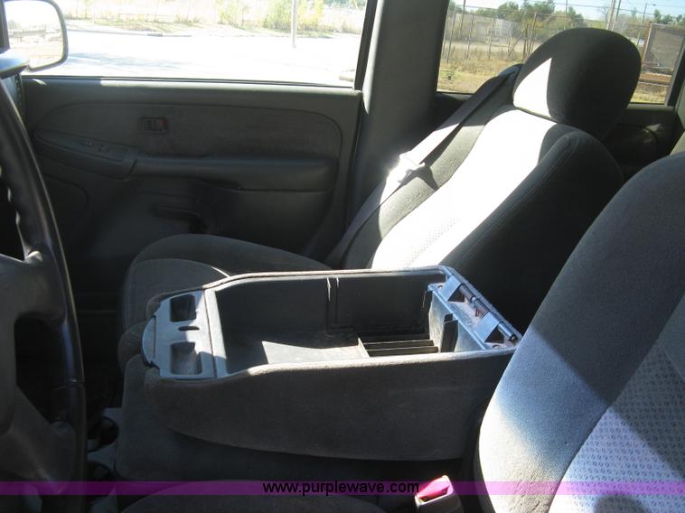 image for item H8746 2003 Chevrolet Silverado 2500HD LS Crew Cab pickup truck