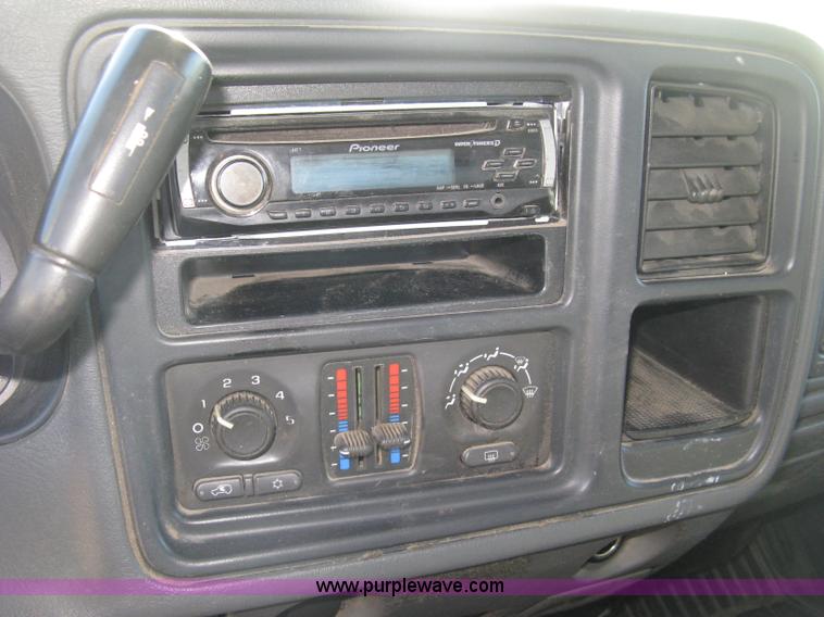 image for item H8746 2003 Chevrolet Silverado 2500HD LS Crew Cab pickup truck