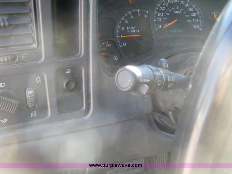 image for item H8746 2003 Chevrolet Silverado 2500HD LS Crew Cab pickup truck