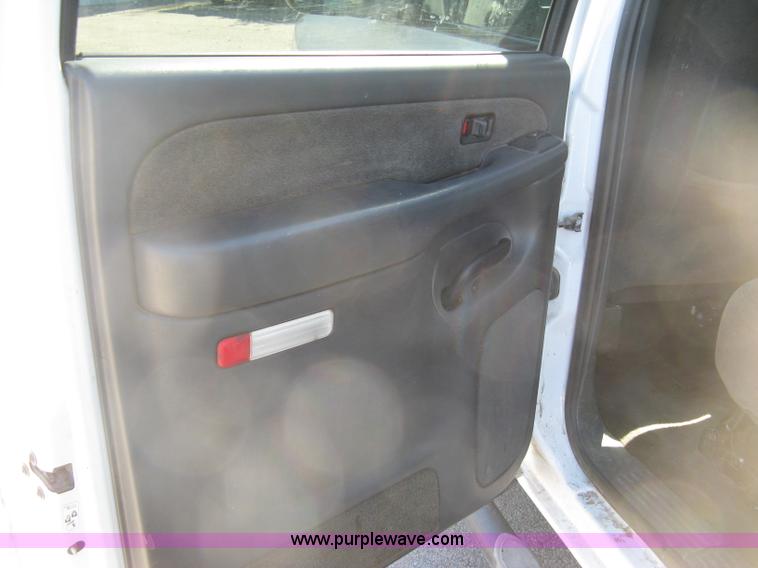 image for item H8746 2003 Chevrolet Silverado 2500HD LS Crew Cab pickup truck