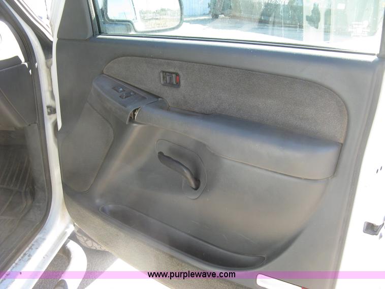 image for item H8746 2003 Chevrolet Silverado 2500HD LS Crew Cab pickup truck